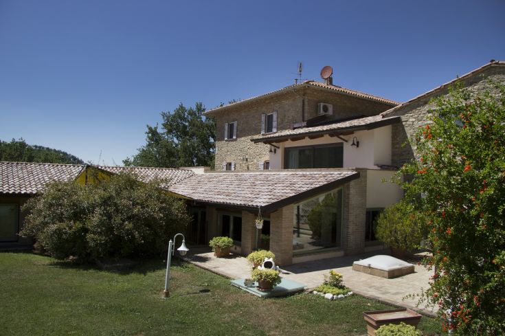 Una villa circondata da vegetazione, perfetta per un soggiorno tranquillo lontano dalla vita urbana.