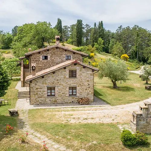 Eingebettet in die grünen Hügel bietet das Anwesen offene Räume und eine entspannende Atmosphäre mit schönen, typischen Ausblicken auf Umbrien.
