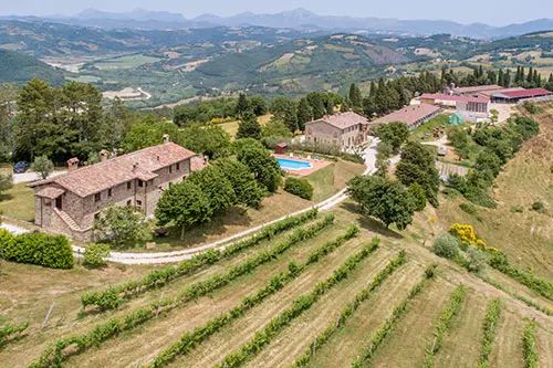 Entouré d'espaces verts, le domaine est un endroit idéal pour se détendre et profiter des paysages typiques de l'Ombrie, adapté aux activités de plein air.