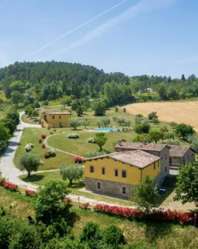 In den grünen Hügeln Umbriens gelegen, ist das Anwesen ein ruhiger Ort, um die umliegende Landschaft zu genießen.