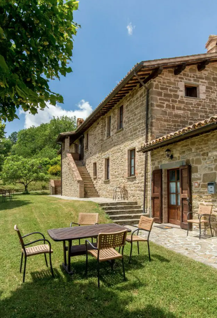 Eingebettet in die umbrischen Hügel bietet das Anwesen eine atemberaubende und entspannende Aussicht, perfekt für einen Ausblick aus dem Alltag.