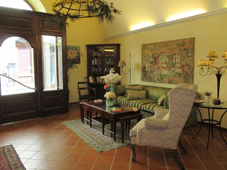 Gemütliches Wohnzimmer mit einfachen, funktionalen Möbeln, perfekt zum Entspannen.