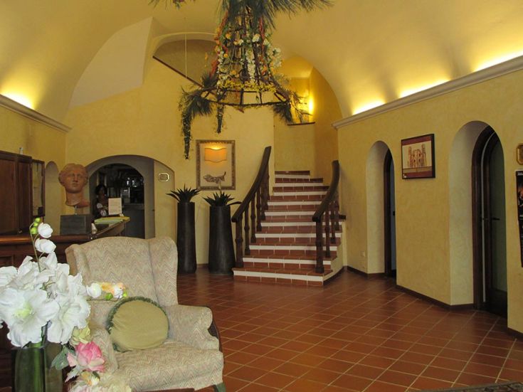 Ein gut dekorierter Saal mit einfachen Designmöbeln und einer einladenden Atmosphäre für die Gäste.