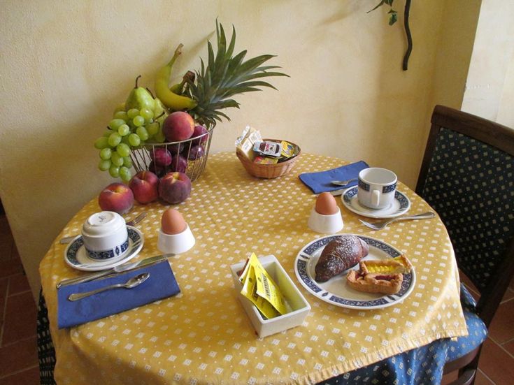 Ein einfaches Frühstück in einer warmen Umgebung mit frischem Obst und Gebäck.