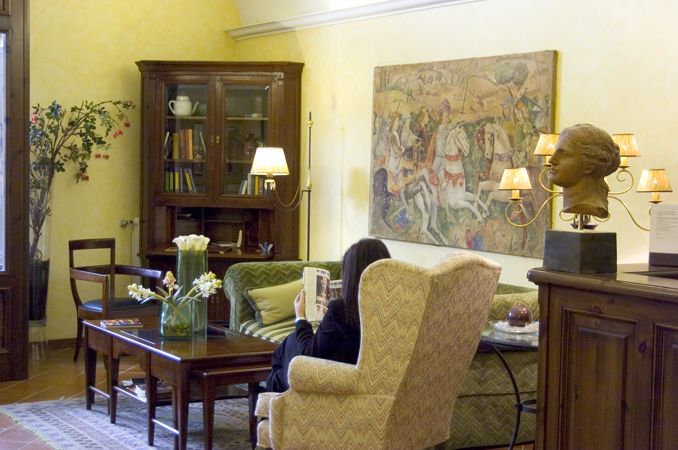 Der Gemeinschaftsbereich eines Hotels mit Sofas und Tischen, ideal zum Entspannen und Sozialisieren.