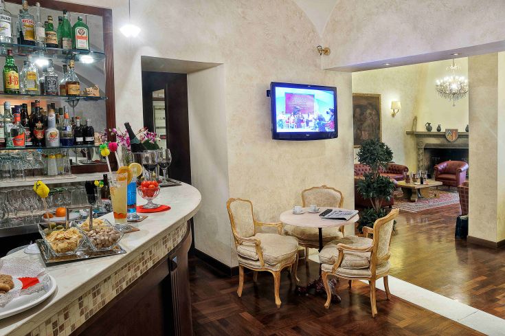 Bar interno semplice con una varietà di bevande e spuntini, perfetto per momenti di svago.