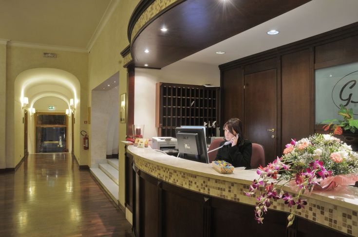 Un'area reception di un palazzo, con mobili semplici e decorazioni sobrie.