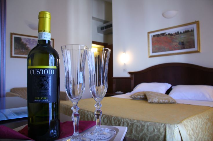 Un hotel raffinato in centro, con vino e bicchieri preparati per un'occasione speciale.