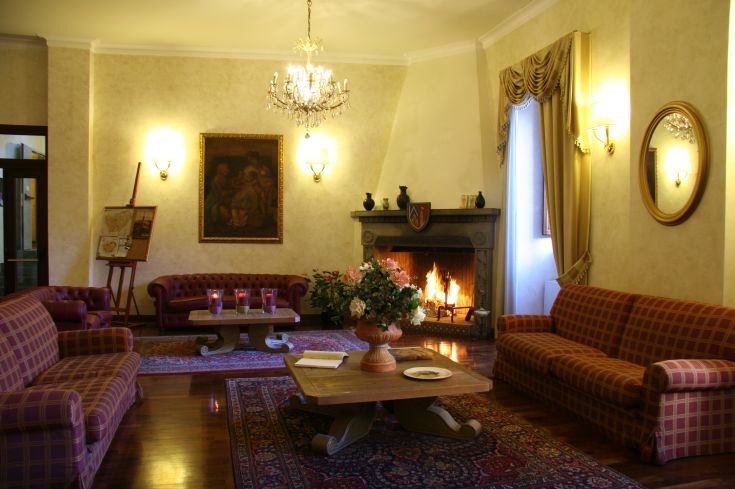 Uno spazio confortevole con un camino e arredi sobri, ideale per momenti di tranquillità.