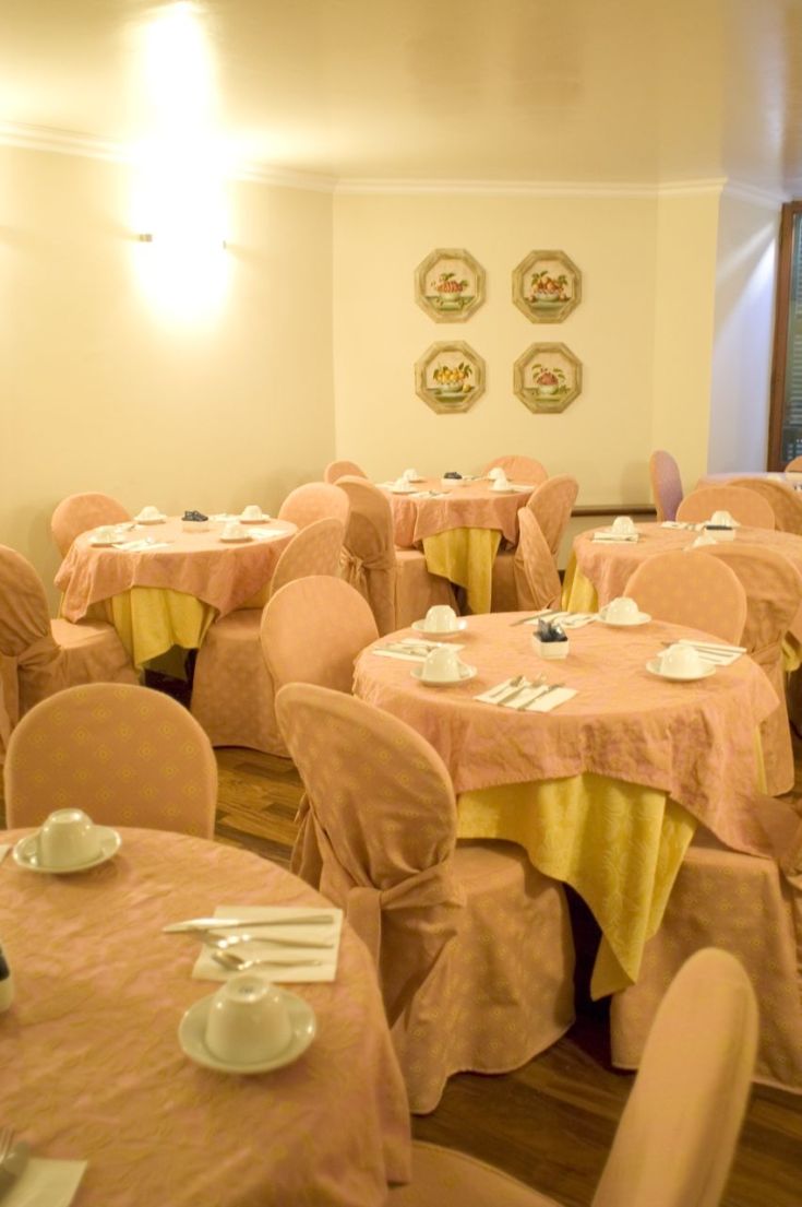 Ambiente del ristorante con tavoli ben sistemati e illuminazione soft.