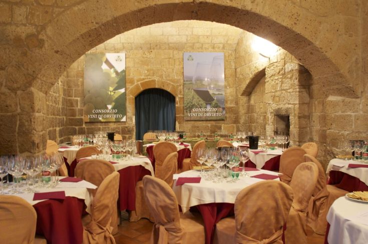 Una sala ben arredata con tavoli sistemati, ideale per eventi e degustazioni di vino.