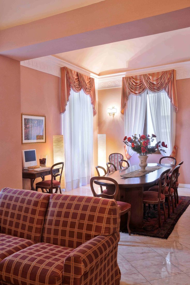 Soggiorno con arredamento sobrio e confortevole, ideale per il relax. La luce naturale rende l'ambiente accogliente.