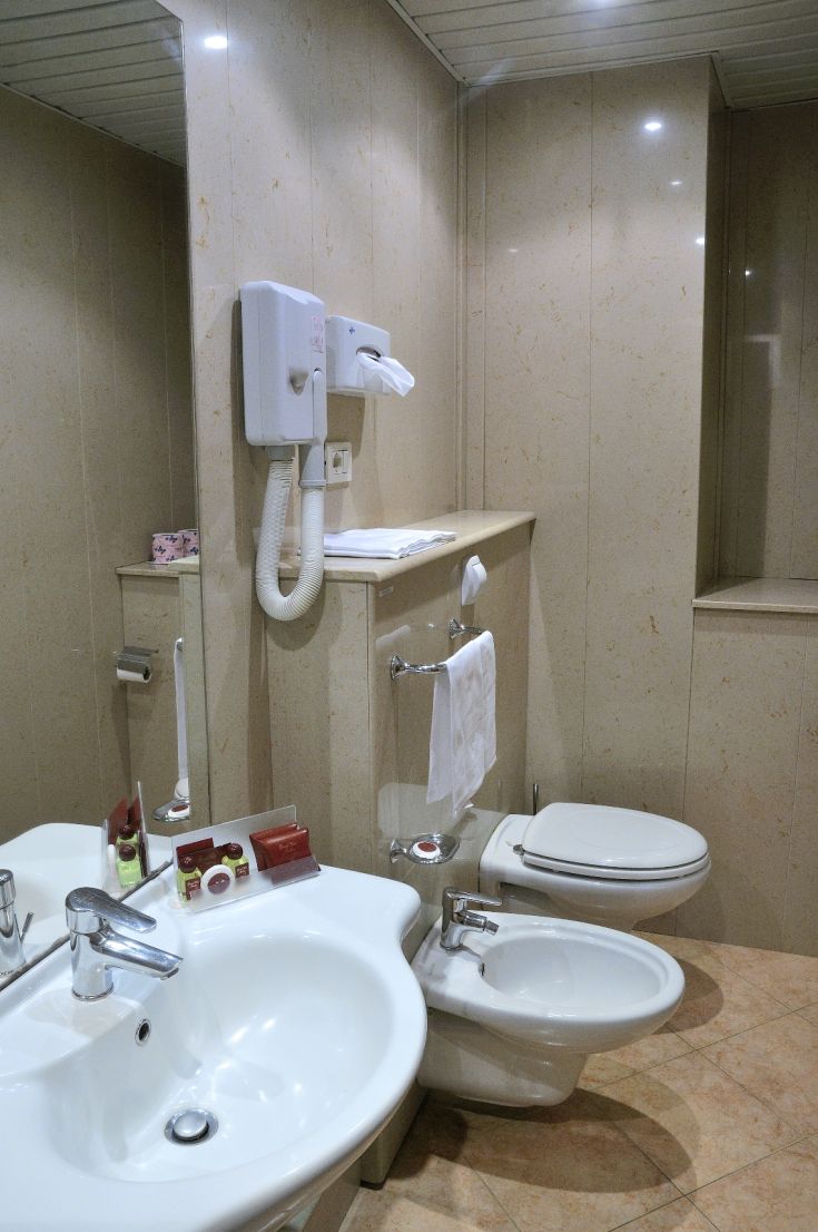 Bagno con arredi semplici e funzionali, dotato di sanitari moderni e finiture pulite.