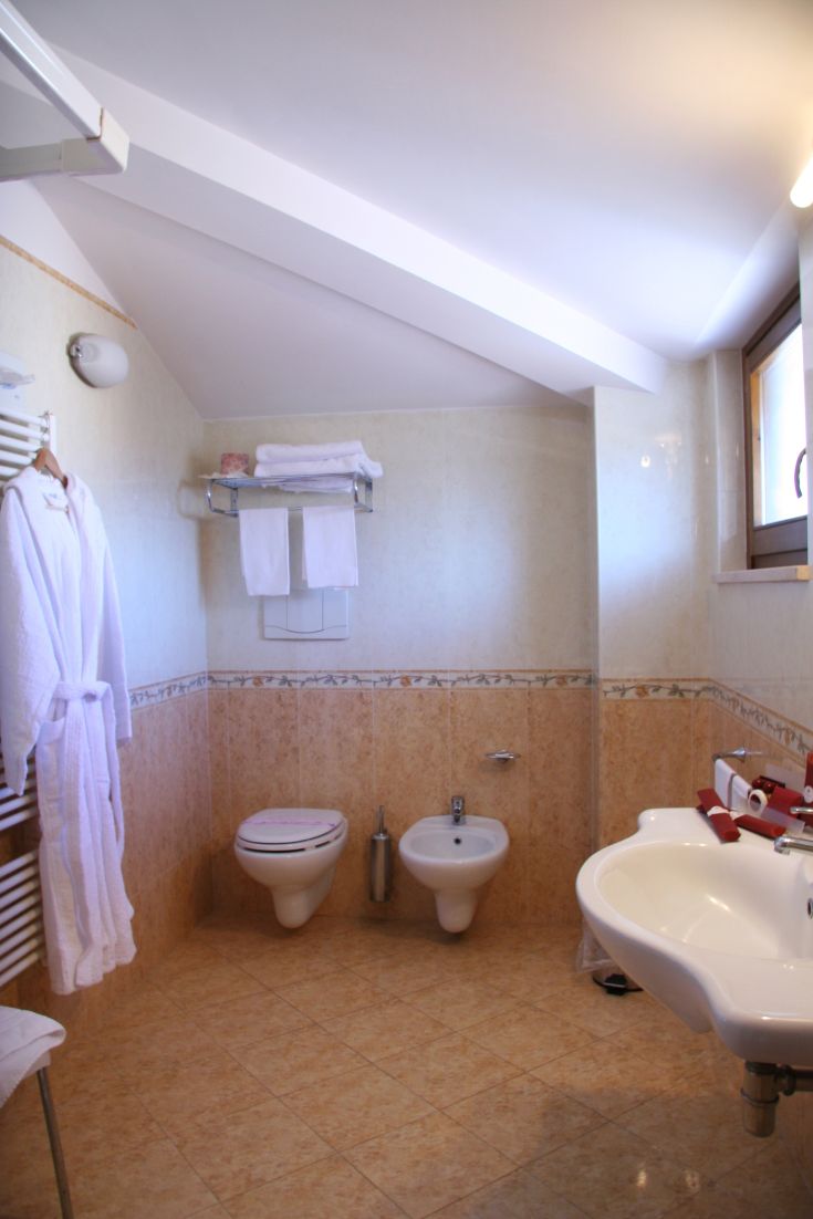 Un bagno con design contemporaneo, finiture eleganti e dotato di vari comfort.