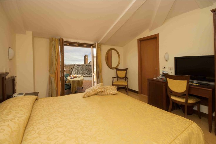 Una camera confortevole nel Grand Hotel Italia, con elementi moderni e una gradevole atmosfera interna.