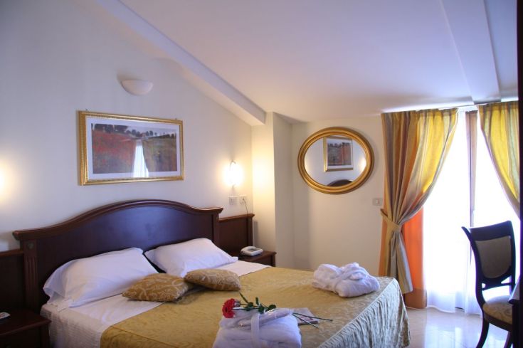 Camera in un palazzo umbro, con un arredamento sobrio e un ambiente accogliente.