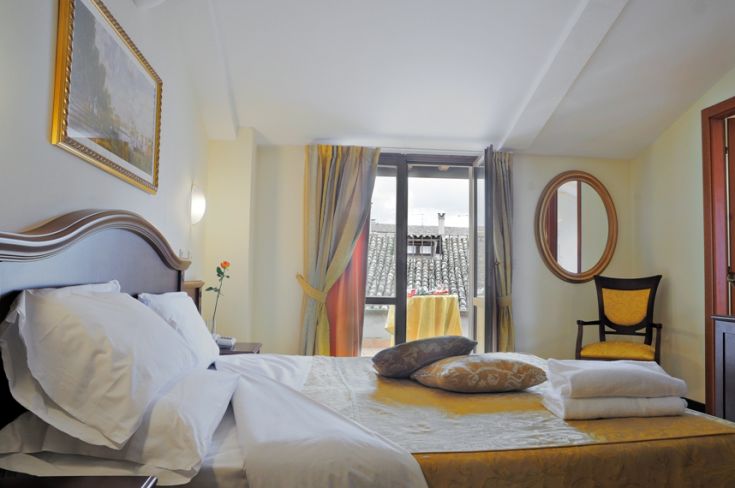 Camera accogliente e ben arredata, dotata di comfort essenziali per un soggiorno piacevole. Ideale per coppie.