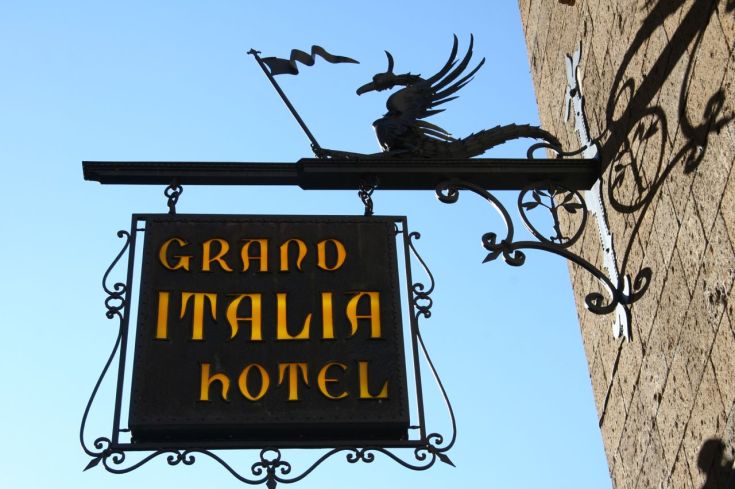 In un contesto storico, il palazzo si trova nel centro di una città umbra, caratterizzato da elementi architettonici tradizionali.