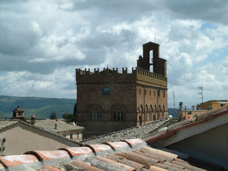 Panorama dell'antico palazzo del Capitano del Popolo, con nuvole nel cielo.