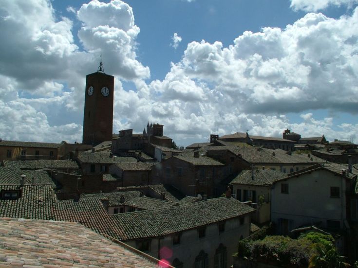 Panorama di Orvieto, con il campanile e il cielo nuvoloso sullo sfondo.