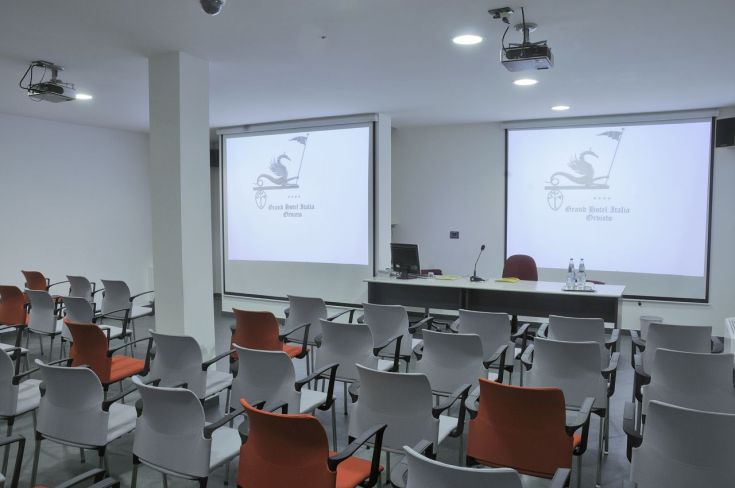 Ambiente per riunioni con proiettore e sedute nella struttura dedicata agli eventi.