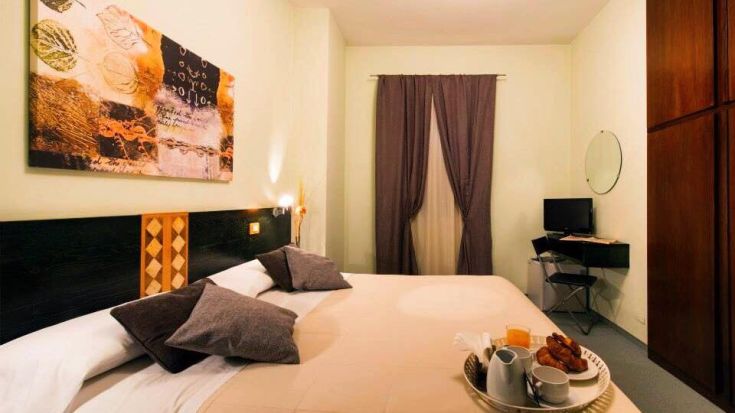 Chambre d'hôtel, simple et bien meublée, idéale pour se détendre et les séjours courts.