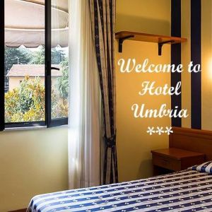 Ein einfaches, helles Zimmer in einem Palast mit Blick auf einen gepflegten Garten.