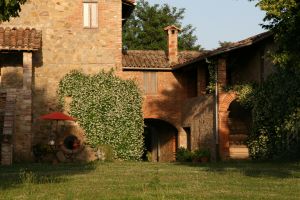 Un tranquillo borgo umbro con appartamenti e piscina immerso nella natura.