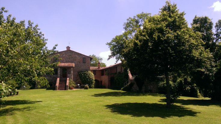 Un piccolo borgo in Umbria immerso nel verde, perfetto per una pausa tranquilla nella natura.