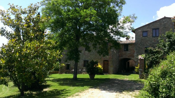 Borgo Poggiolo è un luogo tranquillo e immerso nel verde dell'Umbria, ideale per famiglie che cercano relax.
