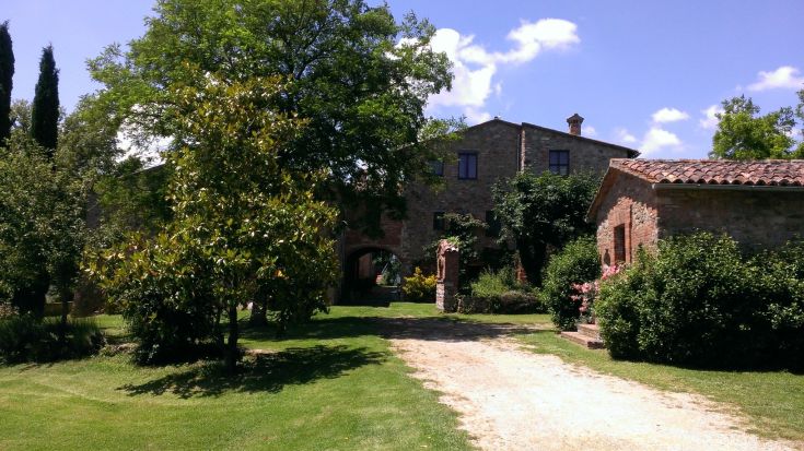 Un paese caratteristico circondato da vegetazione, ideale per momenti di relax e tranquillità in Umbria.