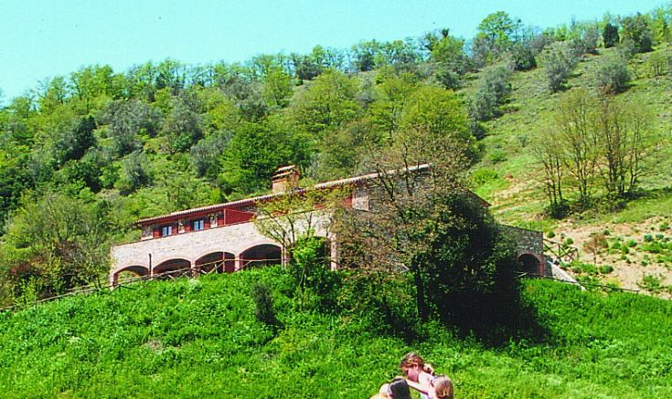 Ein renoviertes Gebäude, das ein Hotel beherbergt und von einer großen Grünfläche umgeben ist.