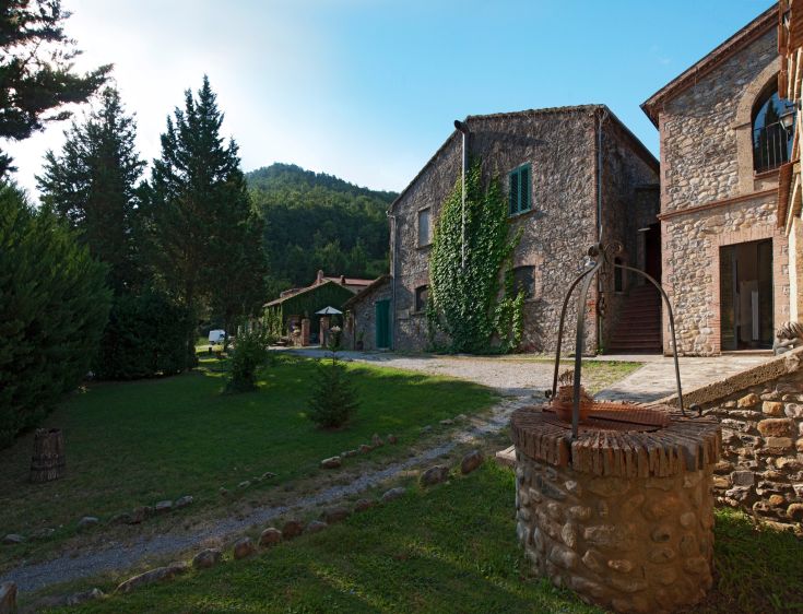 Ein Gebäude, umgeben von Grün, ideal um die Ruhe der umgebenden Natur zu genießen.