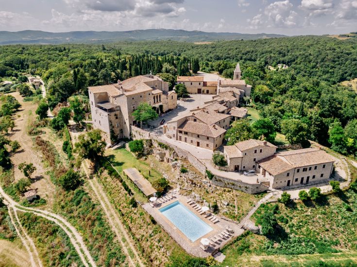 Medieval village surrounded by Umbrian nature, featuring a pool and cozy spaces for relaxation.