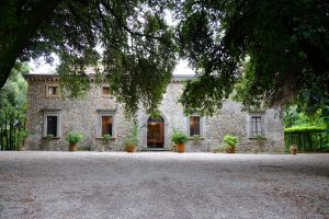 Un edificio del cinquecento immerso in un ampio parco con alberi di grandi dimensioni.