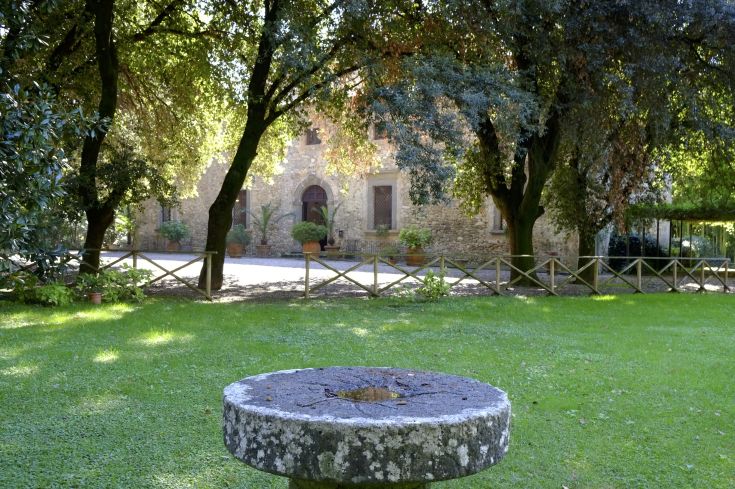 Edificio cinquecentesco circondato da un ampio parco con alberi e spazi verdi.