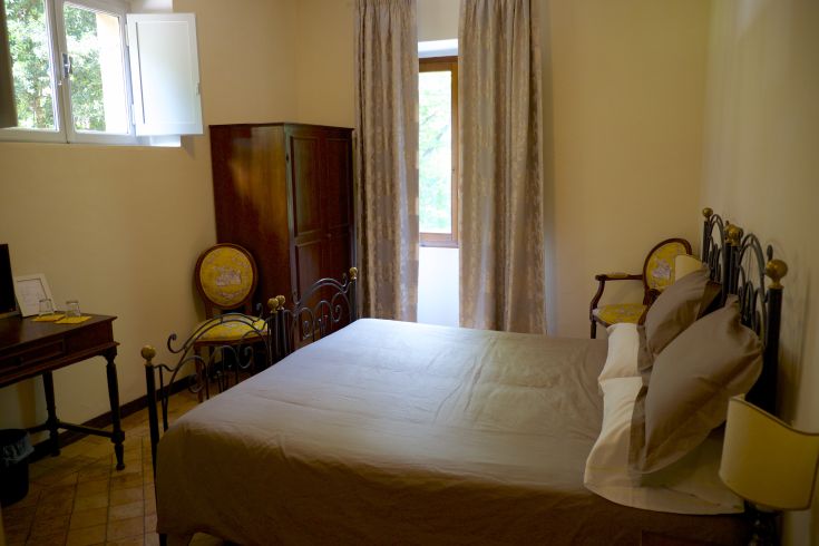 Camera di un hotel con arredamenti in legno e letti confortevoli, all'interno di un ambiente rilassante.