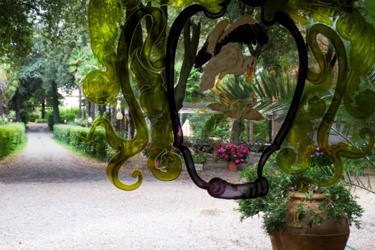 Scena dell'ingresso dell'Hotel Villa Ciconia, circondato da alberi e spazi verdi.