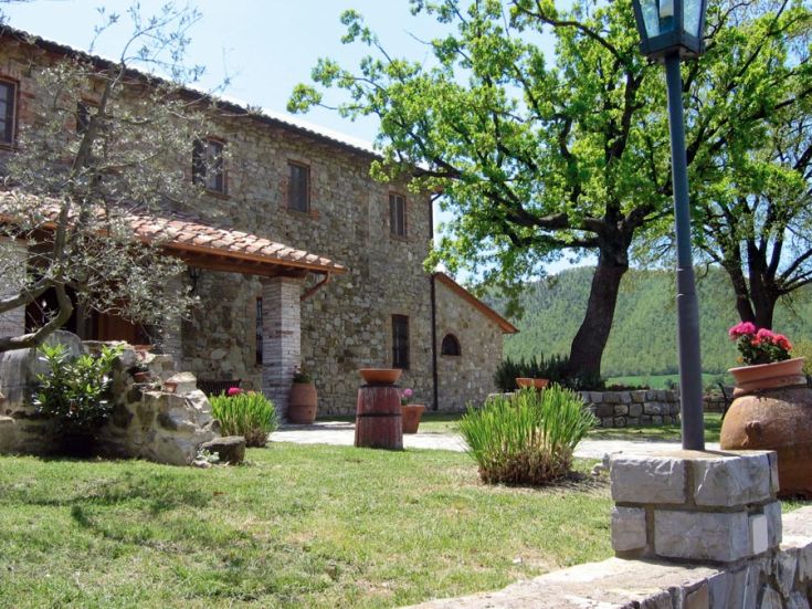Un classico agriturismo in Umbria, realizzato in pietra, immerso in un ambiente verde e naturale.
