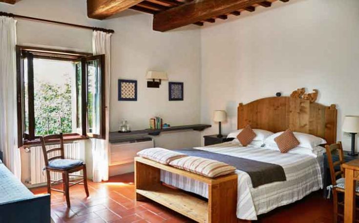 Intimer Raum mit Holzmöbeln und reichlich natürlichem Licht.