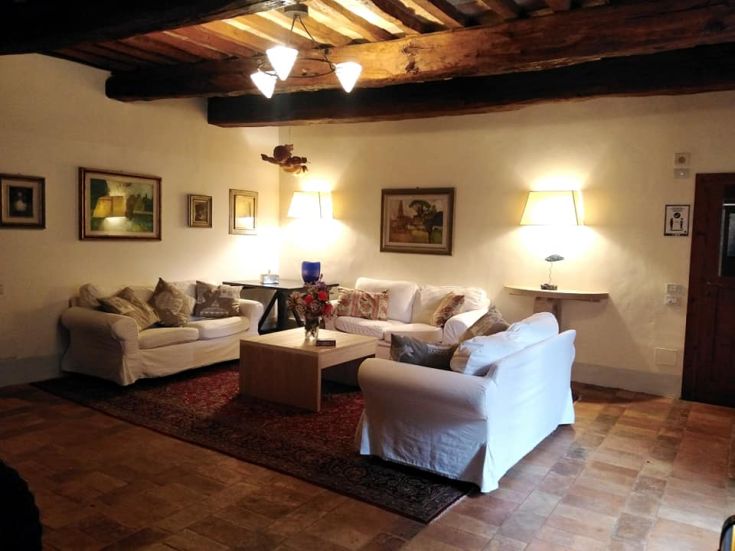 Ein einfacher Wohnraum mit weißen Sofas und schlichten Dekorationen.