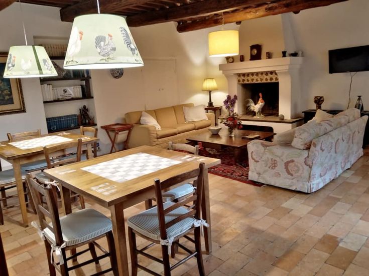 Ein gemütliches Wohnzimmer mit Holzmöbeln und bequemen Sesseln, geprägt von einer warmen und rustikalen Atmosphäre.