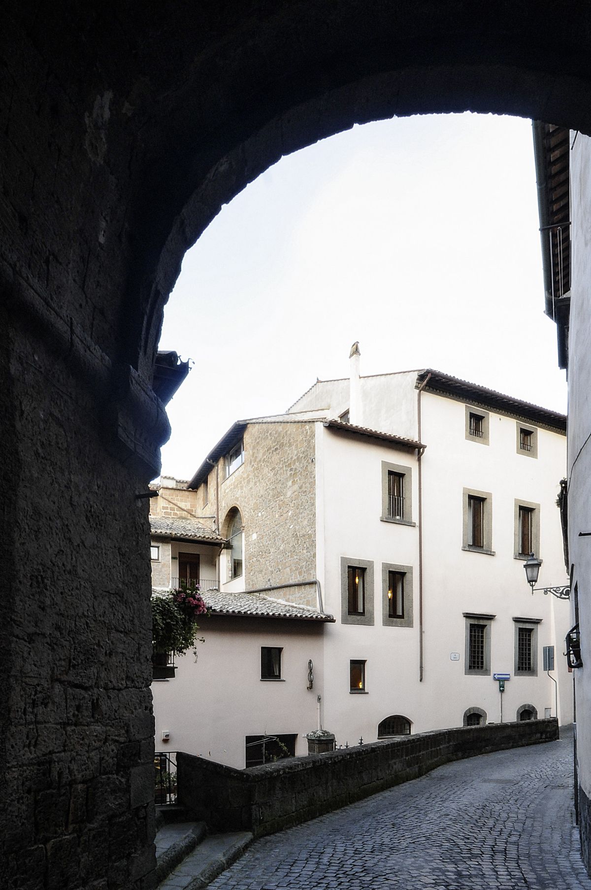 Panorama di una strada in pietra con edifici storici, tipica dell'architettura umbra.