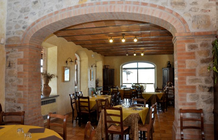 Rustic restaurant with wooden tables, creating a warm and inviting atmosphere for customers.