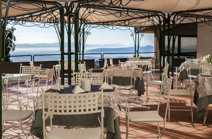 Terrazza dell'hotel con panorama sui dintorni, ideale per pasti all'aperto.