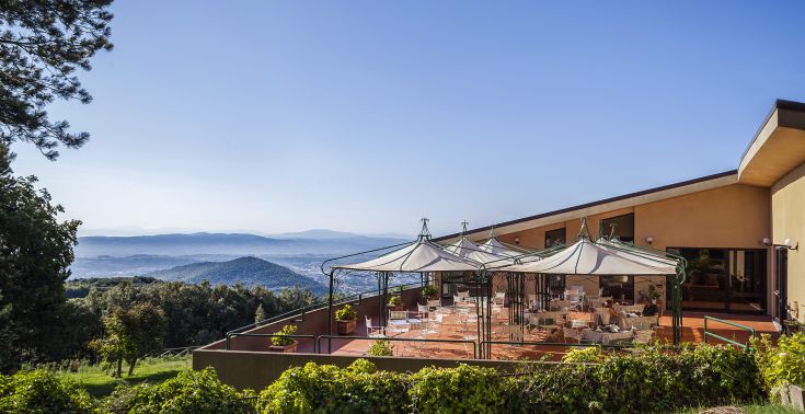 Panorama sulla valle con gazebo semplici, ambiente tranquillo tra le colline.