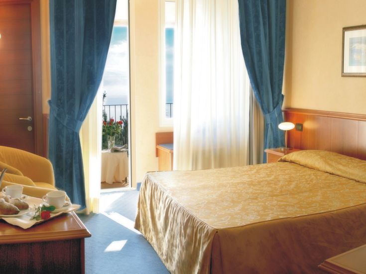 Camera spaziosa e luminosa dell'hotel, con panorama sul paesaggio circostante e dotata di moderni comfort.