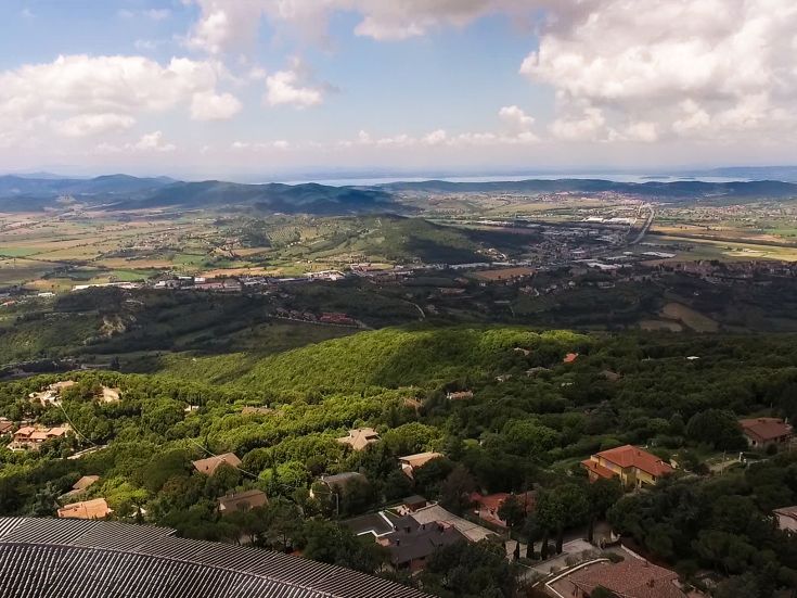 Panorama sereno su dolci colline e valli verdi tipiche dell'Umbria.