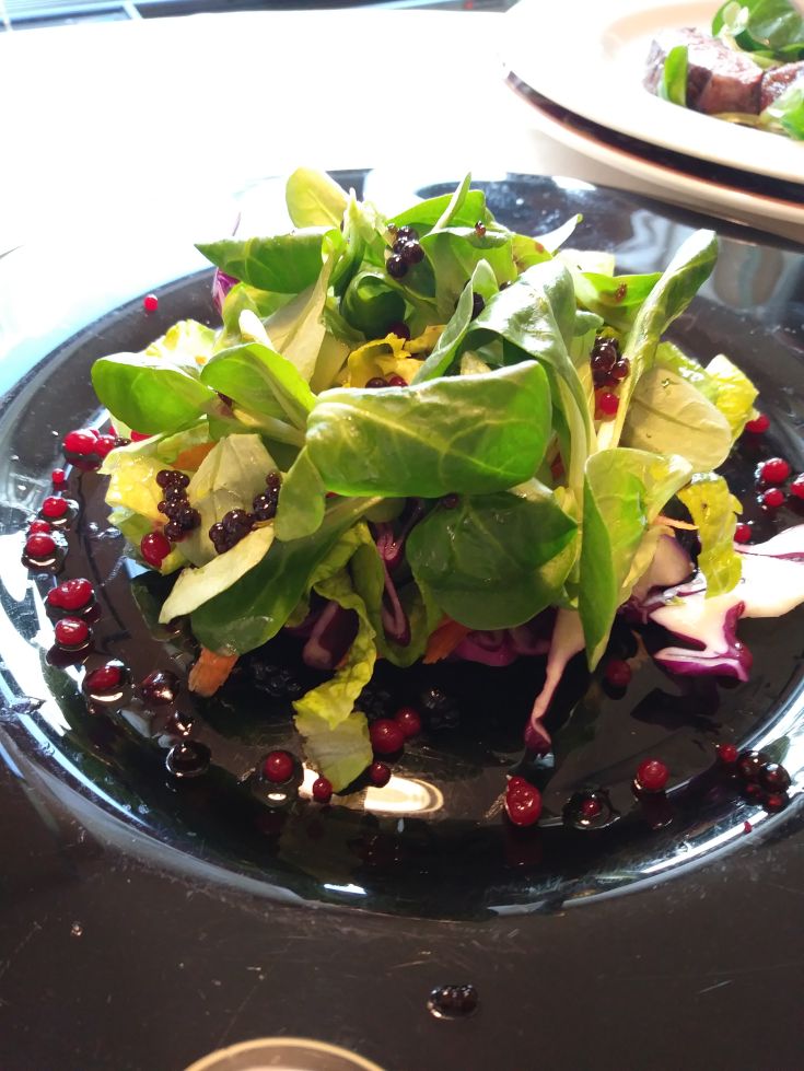 Un'insalata fresca e variegata, preparata con ingredienti freschi e condimenti delicati.