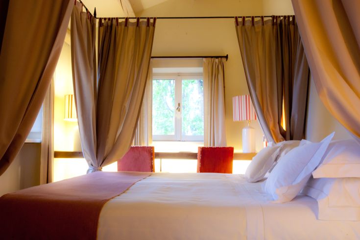 A simple room with curtains that create a cozy and relaxed atmosphere.